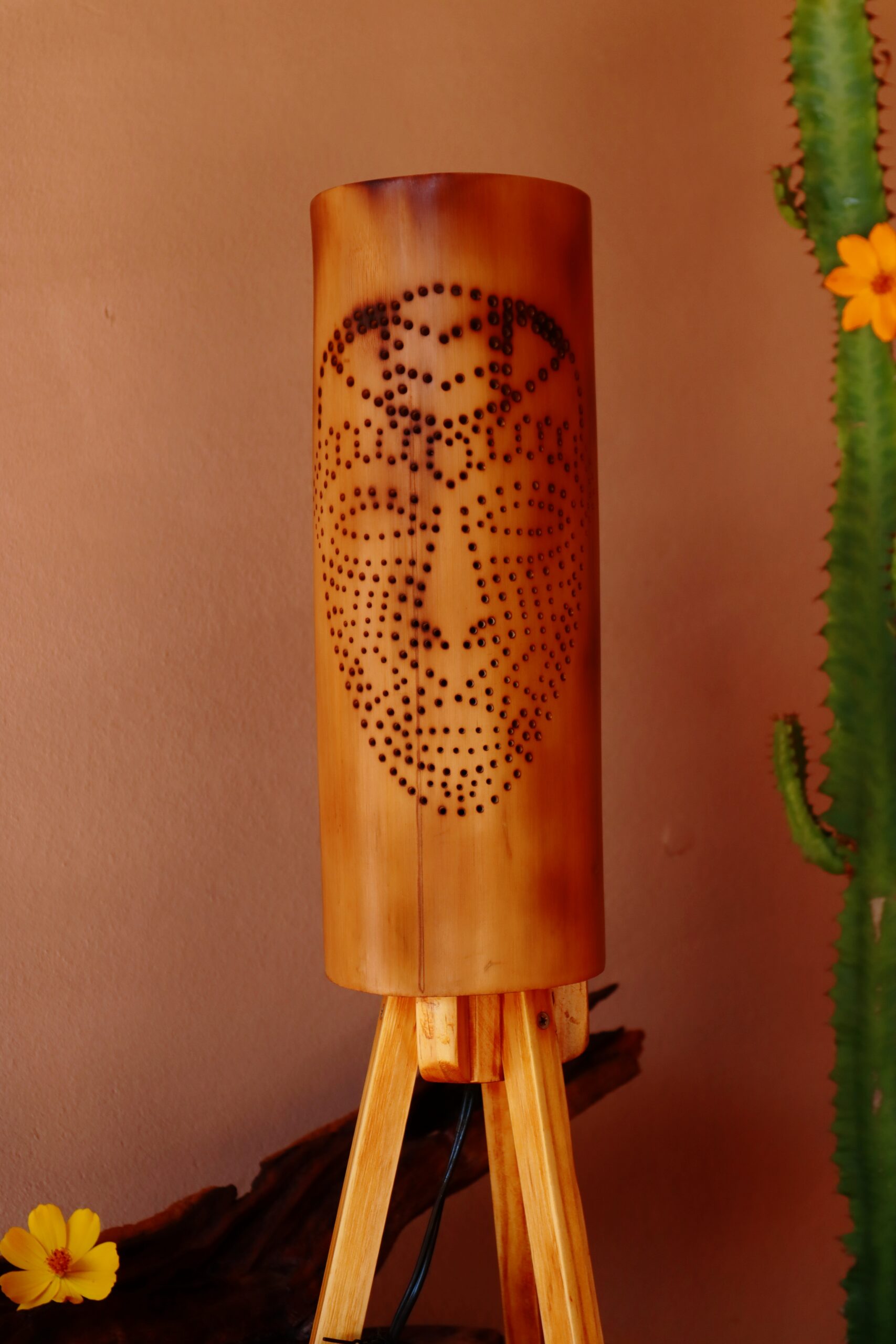 Luminária de Bambu Gigante | Totem com Luz Âmbar - Imagem 3
