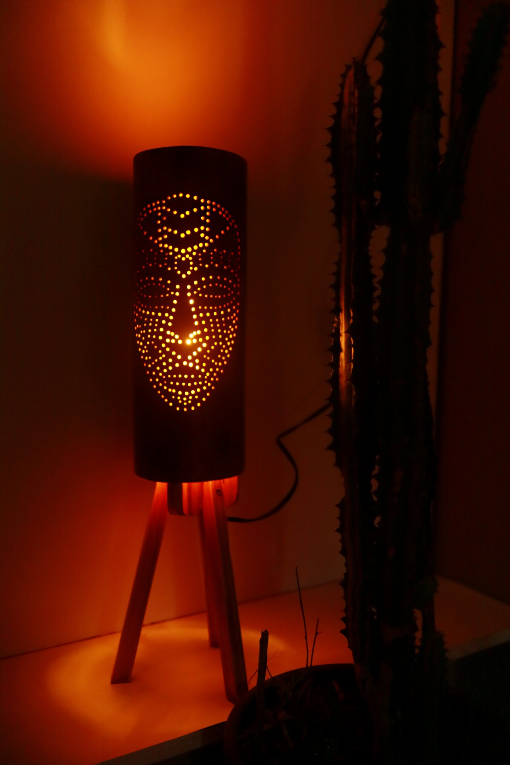 Luminária de Bambu Gigante | Totem com Luz Âmbar