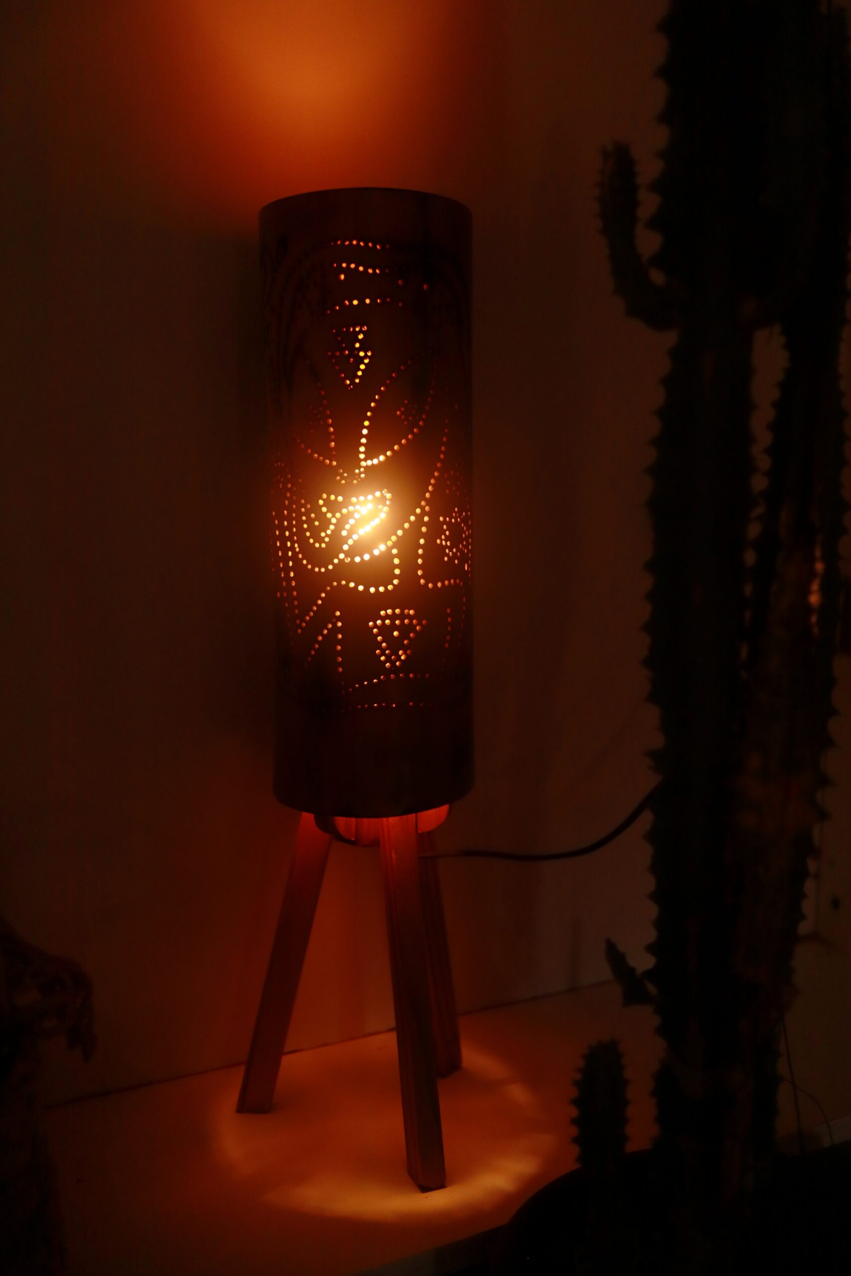 Luminária de Bambu Gigante | Alienígena Extraterrestre com Luz Âmbar